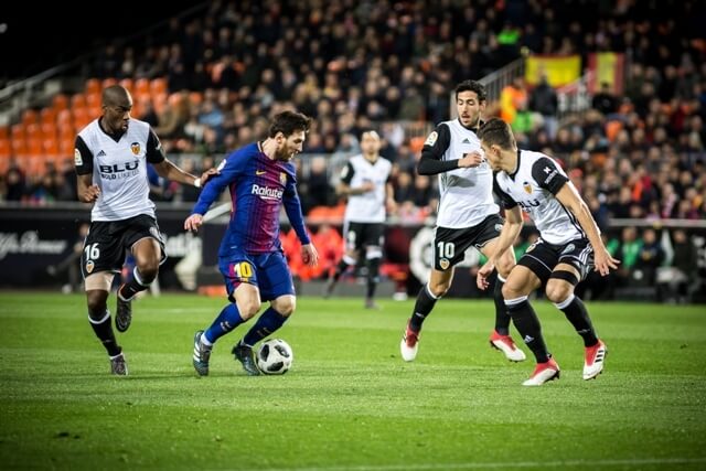 利物浦对施洛特贝克表现出浓厚兴趣，有望在2026年夏天转会，转会费可能达5000万英镑。